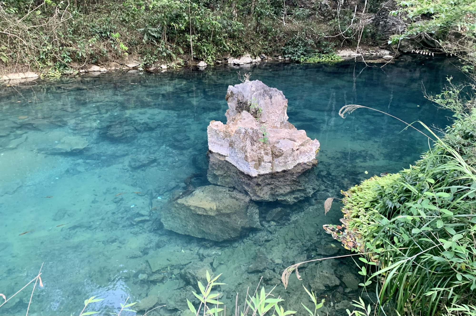 Admire the picturesque scenery, emerald green water at Lenin stream during  the holiday of April 30.4 - Vietnam.vn