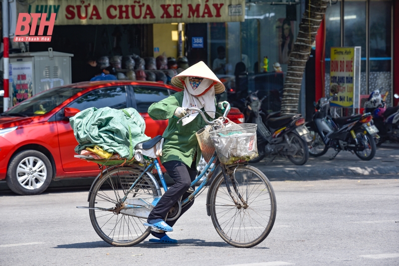 Người lao động vất vả dưới nắng nóng gay gắt