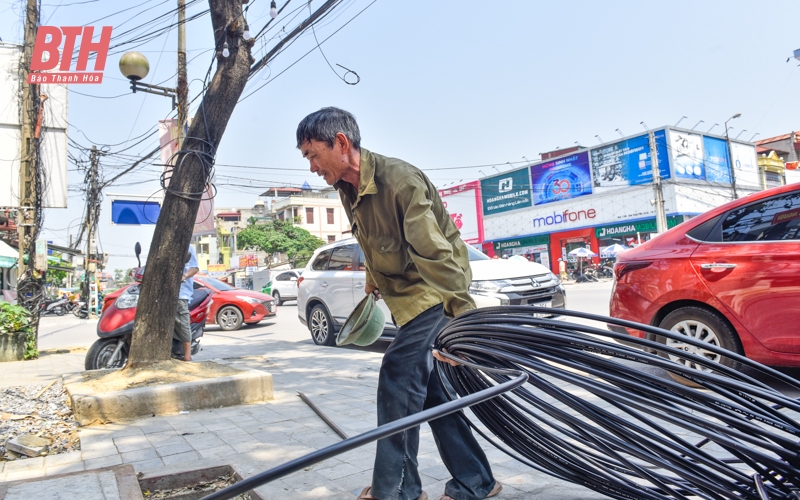 Người lao động vất vả dưới nắng nóng gay gắt