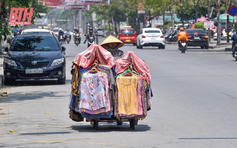 Người lao động vất vả dưới nắng nóng gay gắt