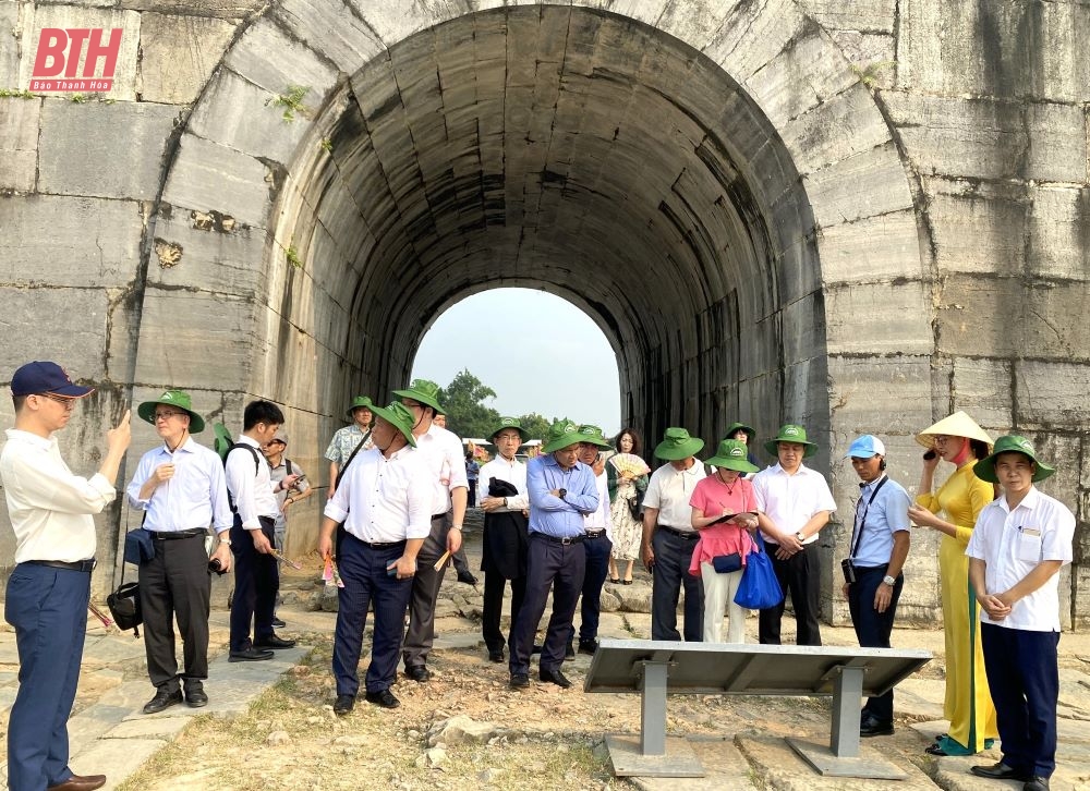 Đoàn Liên minh nghị sĩ hữu nghị Nhật Bản - Việt Nam và đoàn doanh nghiệp Nhật Bản khảo sát tại KKT Nghi Sơn, thăm Thành Nhà Hồ