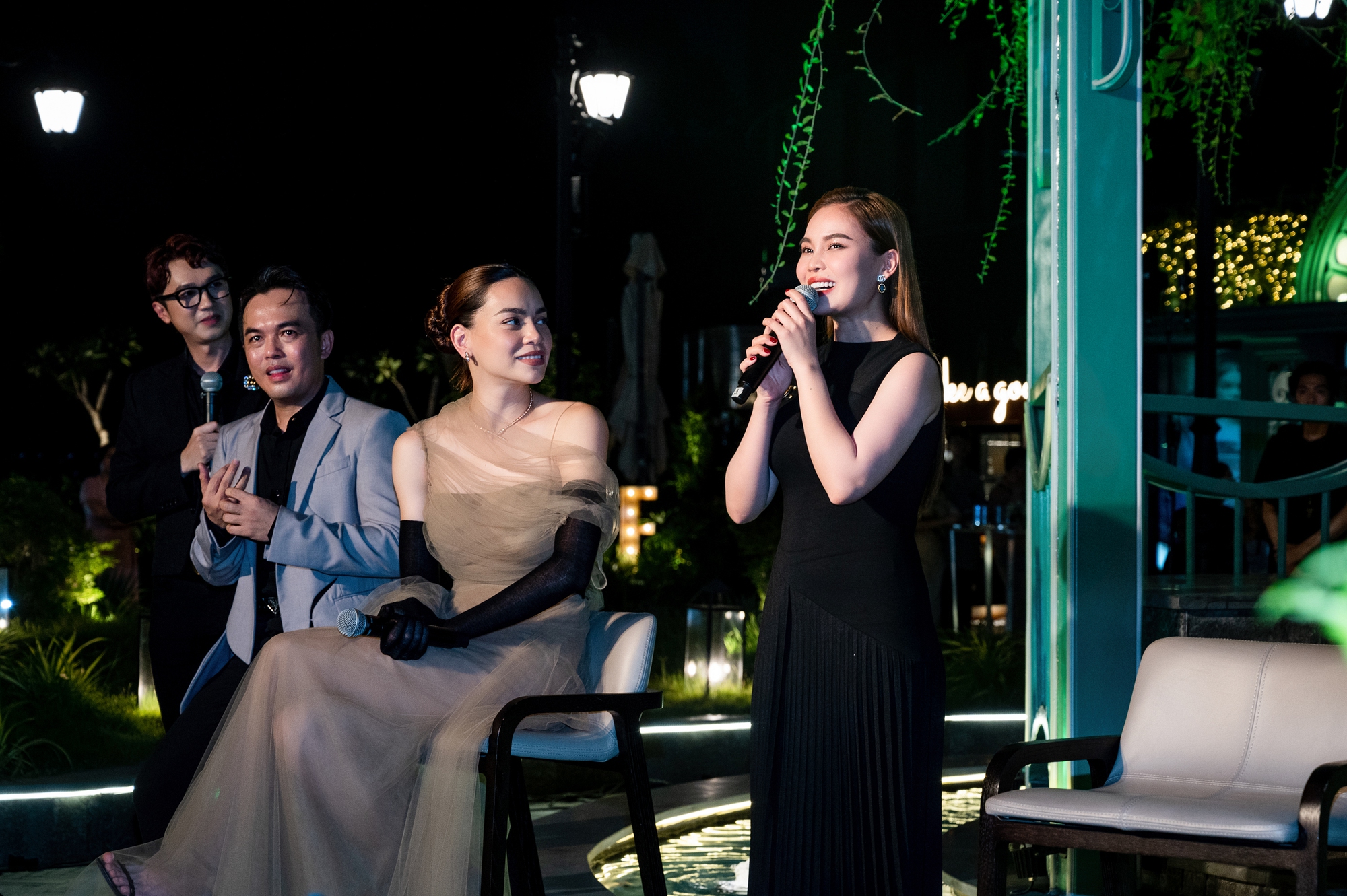 Đại gia đình cùng dàn sao dự họp báo liveshow 'LoveSongs Đà Nẵng' của Hồ Ngọc Hà

 - Ảnh 12.