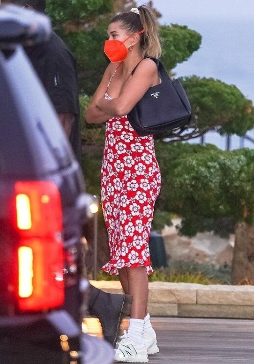 Hailey Bieber mac vay ngu anh 10