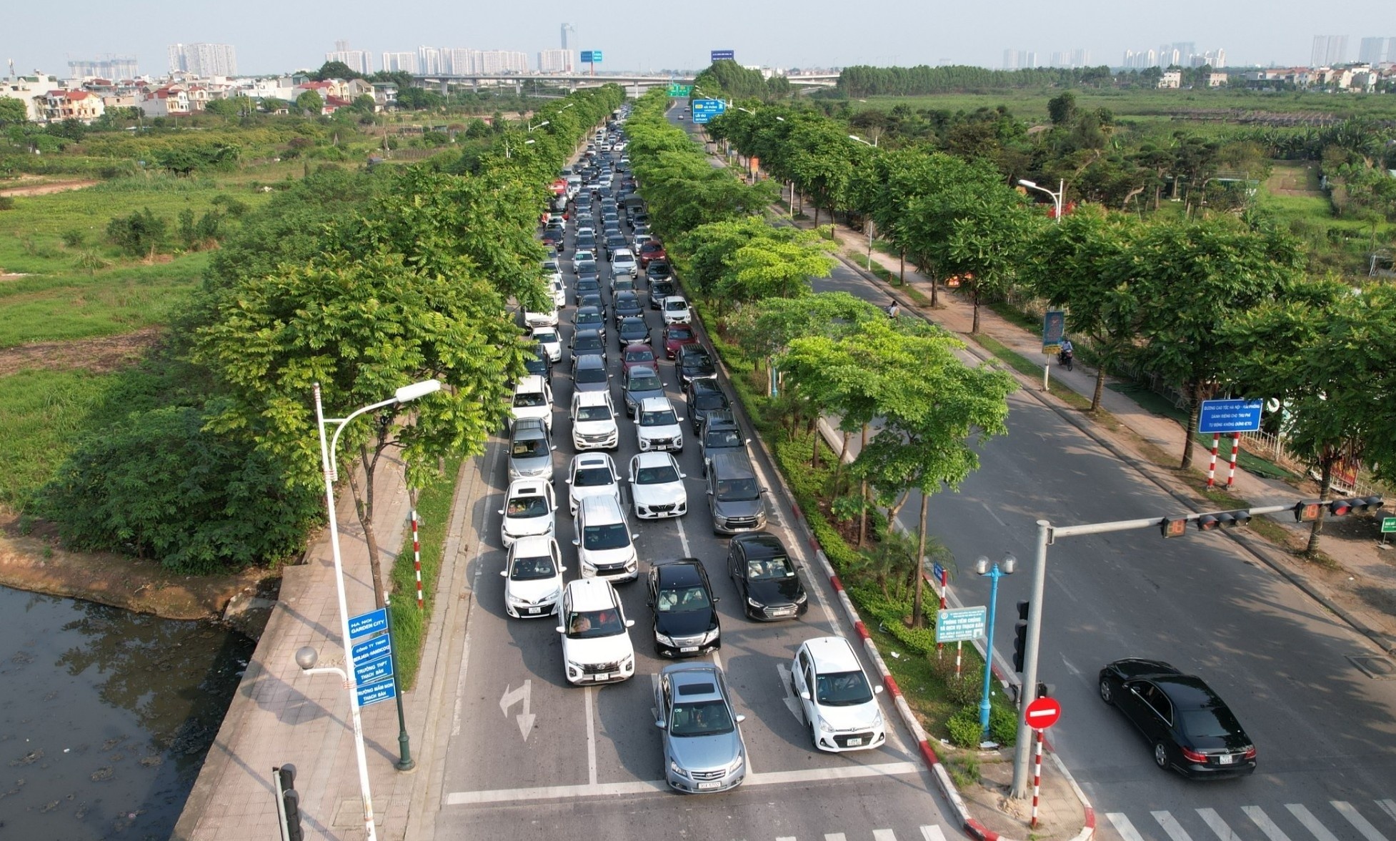 Dong xe un u tai cua ngo phia dong Ha Noi hinh anh