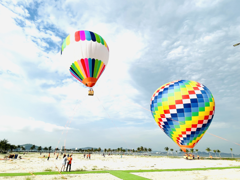 Du khách trải nghiệm bay khinh khí cầu trên tại Tuần Châu (TP Hạ Long).