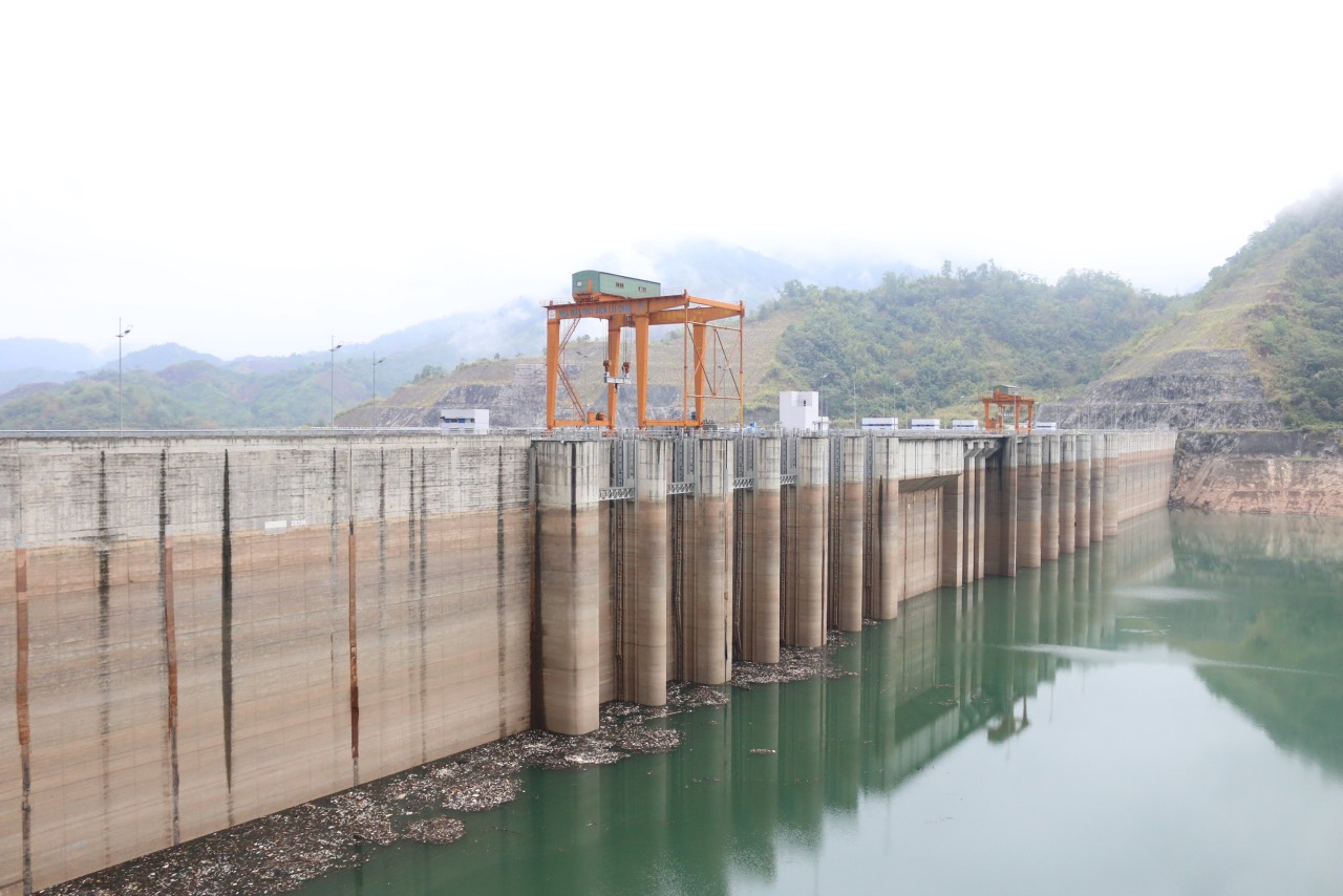 Thủy điện 'lâm nguy', nhiệt điện giảm công suất, nguồn cung điện miền Bắc 'rất khó khăn' - Ảnh 1.