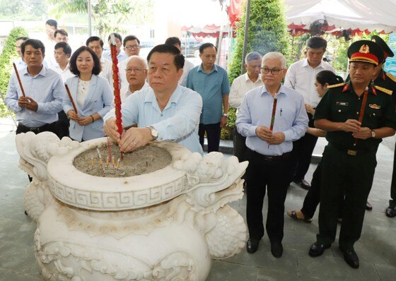 Trưởng Ban Tuyên giáo Trung ương Nguyễn Trọng Nghĩa dâng hương tại Bia tưởng niệm Suối Mạch Máng, TP Dĩ An  ảnh 1