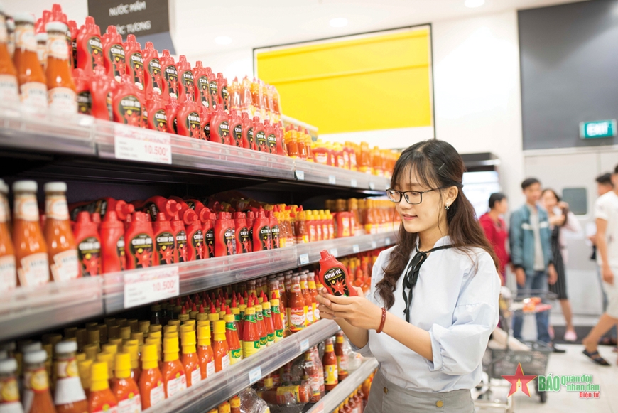   Khách hàng mua sắm hàng hóa tại hệ thống siêu thị Winmart.