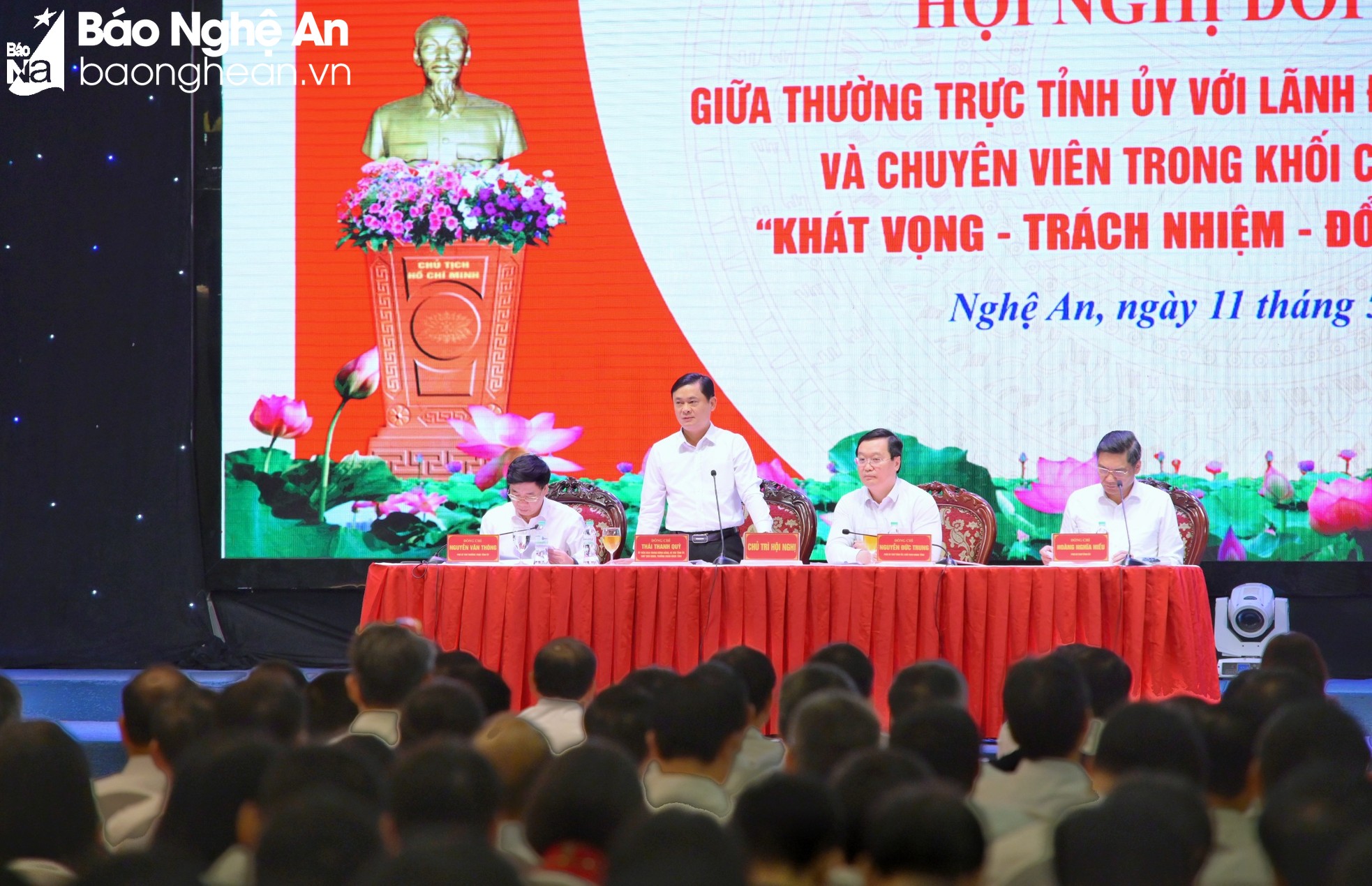 Thường trực Tỉnh ủy đối thoại với lãnh đạo quản lý cấp phòng và chuyên viên ảnh 2