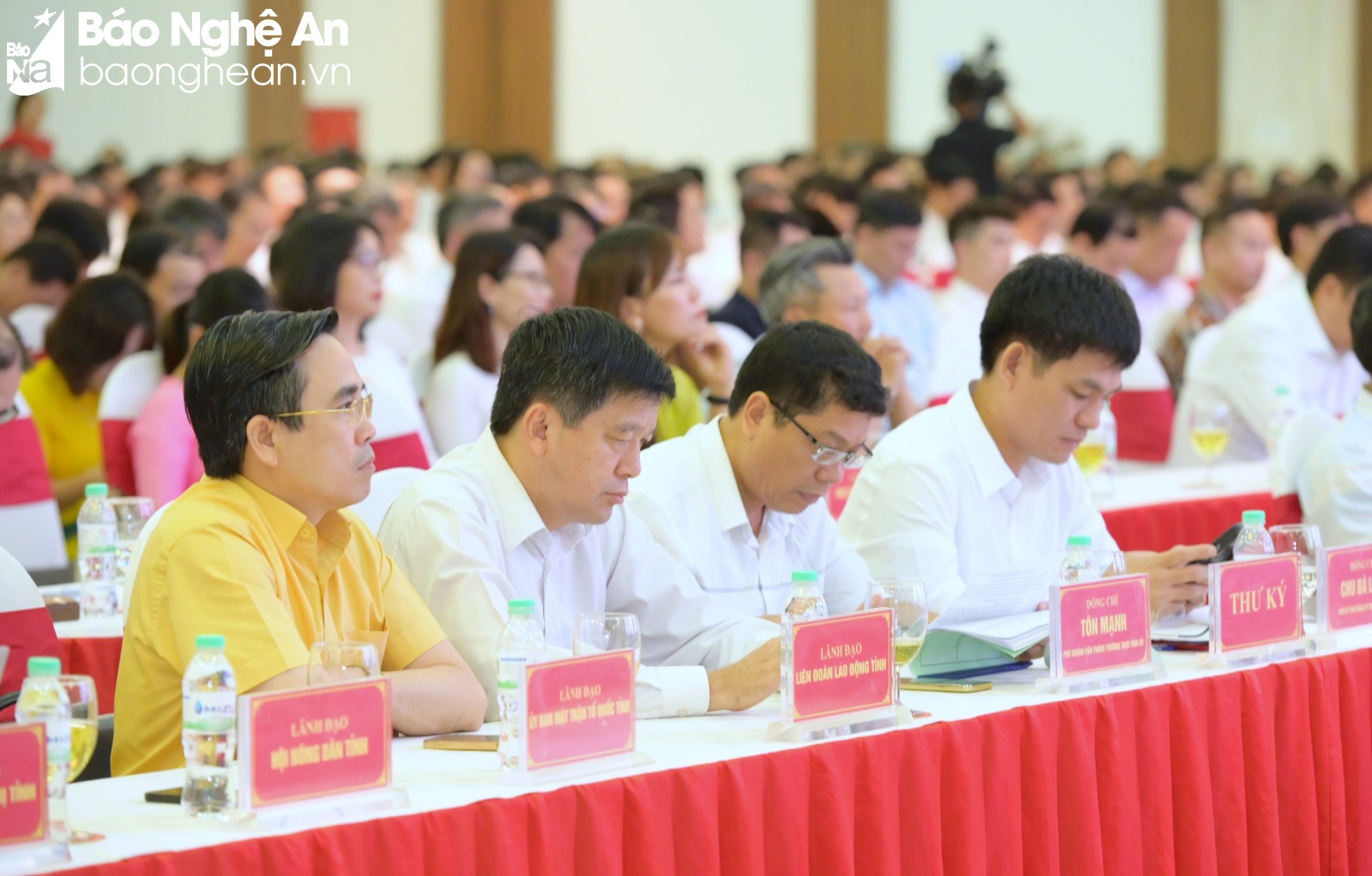 Thường trực Tỉnh ủy đối thoại với lãnh đạo quản lý cấp phòng và chuyên viên ảnh 5