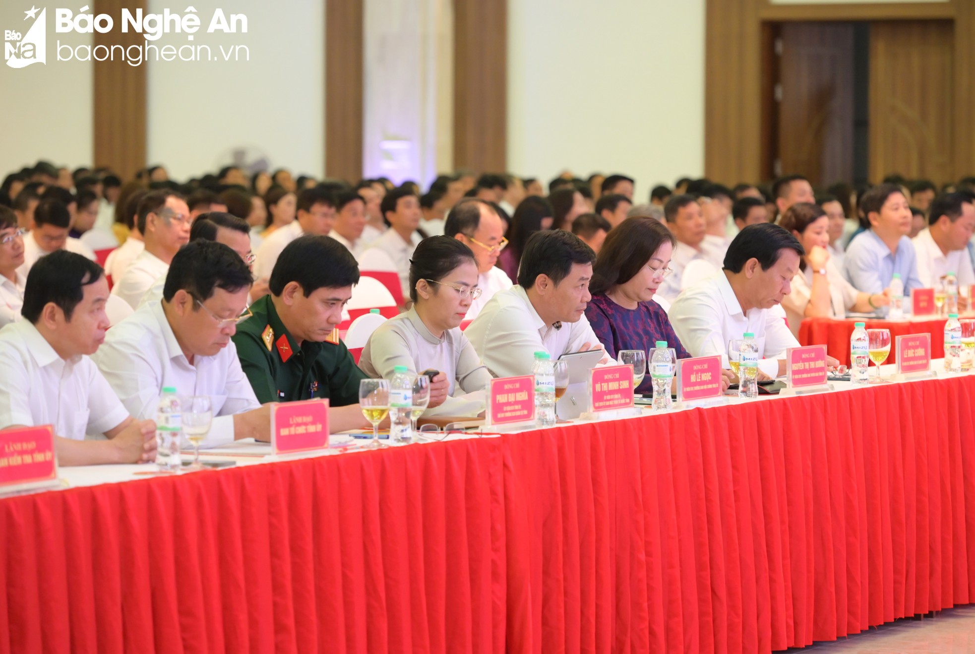 Thường trực Tỉnh ủy đối thoại với lãnh đạo quản lý cấp phòng và chuyên viên ảnh 4