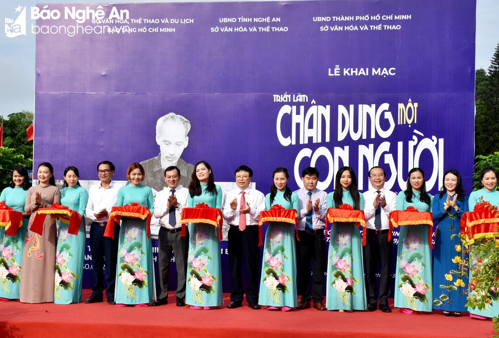 Khai mạc Triển lãm chuyên đề ‘Hồ Chí Minh - Chân dung một con người’ ảnh 2