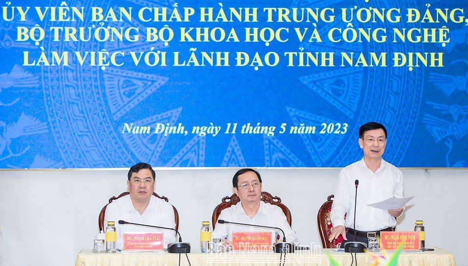 Đồng chí Phạm Đình Nghị, Phó Bí thư Tỉnh uỷ, Chủ tịch UBND tỉnh phát biểu tại buổi làm việc. Ảnh: