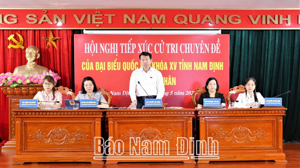 Đồng chí Nguyễn Hải Dũng, TUV, Phó Trưởng đoàn chuyên trách Đoàn ĐBQH tỉnh phát biểu tại hội nghị. 