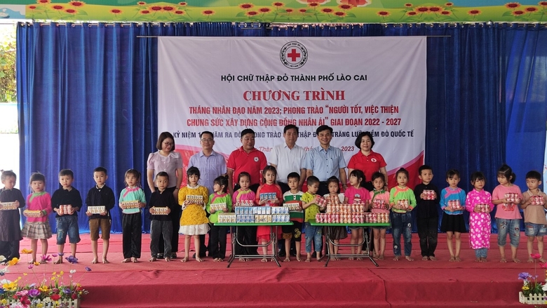 Tặng sữa cho các cháu trường Mầm non.jpg