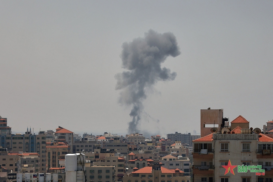 Khói bốc lên sau khi Israel tiến hành không kích ở Dải Gaza vào ngày 10-5. Ảnh: AFP

 