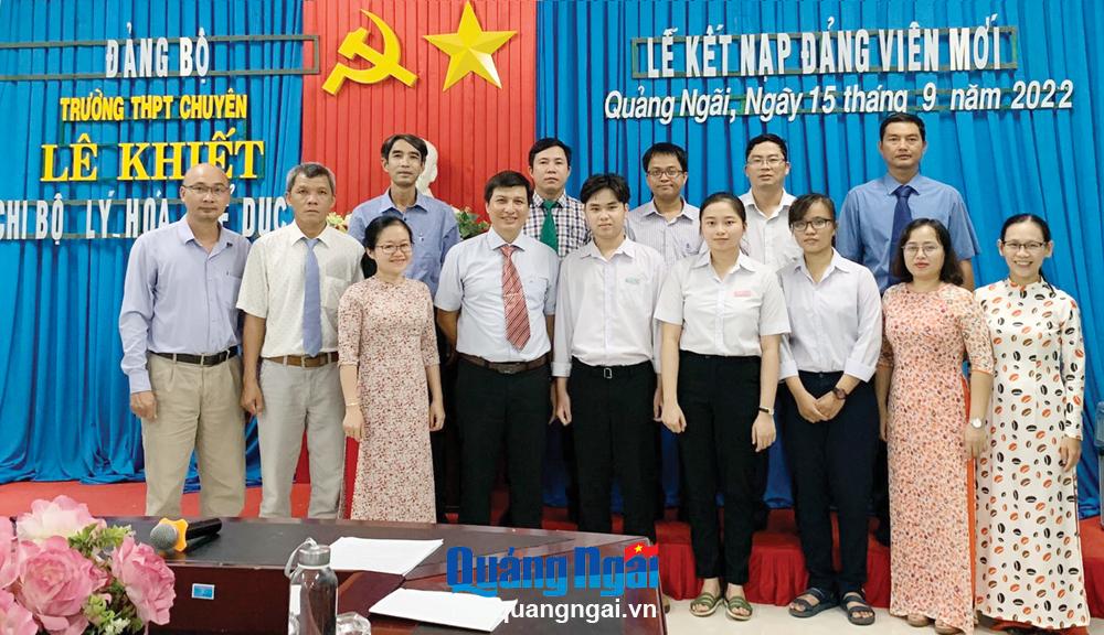 Nhiều học sinh tiêu biểu được Đảng bộ Trường THPT Chuyên Lê Khiết bồi dưỡng, kết nạp Đảng.