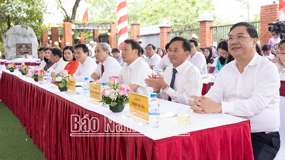 Đồng chí Phạm Gia Túc, Uỷ viên Trung ương Đảng, Bí thư Tỉnh uỷ và các đồng chí lãnh đạo tỉnh dự triển lãm. ĐT3
