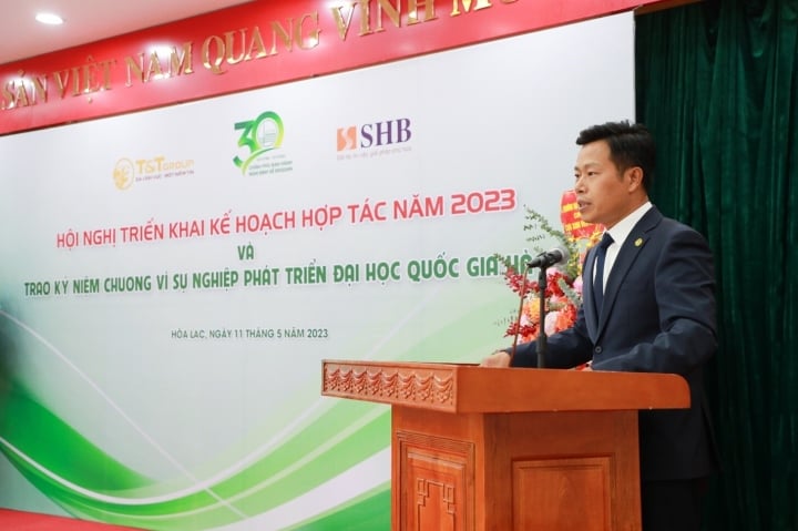 Doanh nhân Đỗ Quang Hiển nhận kỷ niệm chương vì sự nghiệp phát triển ĐHQG Hà Nội - 2