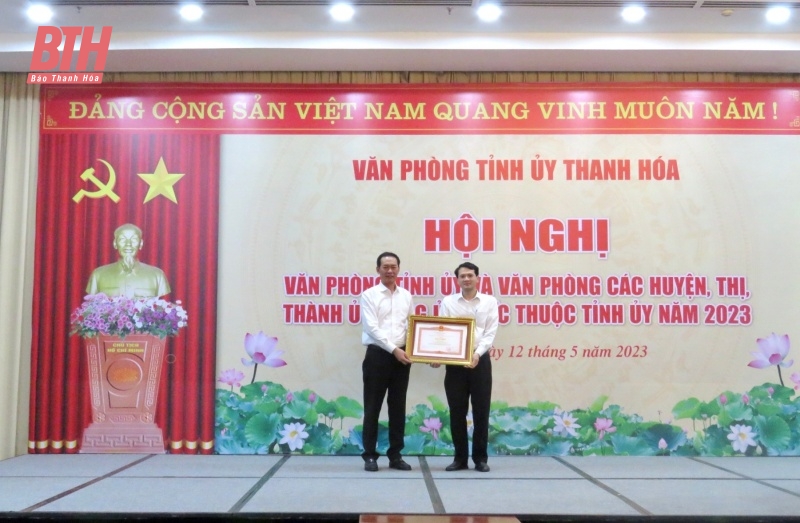 Văn phòng Tỉnh uỷ và văn phòng cấp uỷ tiếp tục làm tốt công tác tham mưu xây dựng, tổ chức thực hiện các chương trình công tác của cấp ủy