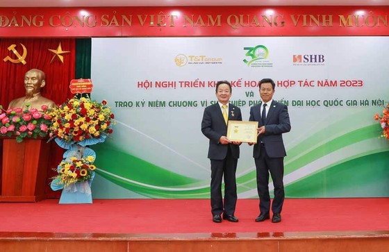 Doanh nhân Đỗ Quang Hiển nhận kỷ niệm chương vì sự nghiệp phát triển Đại học Quốc gia Hà Nội ảnh 1