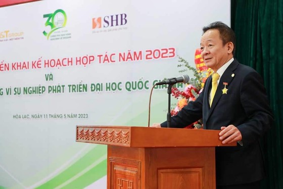 Doanh nhân Đỗ Quang Hiển nhận kỷ niệm chương vì sự nghiệp phát triển Đại học Quốc gia Hà Nội ảnh 3