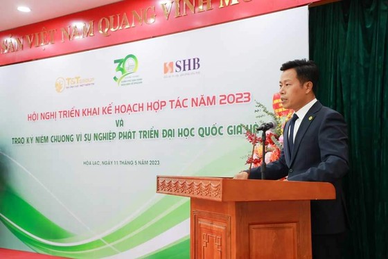 Doanh nhân Đỗ Quang Hiển nhận kỷ niệm chương vì sự nghiệp phát triển Đại học Quốc gia Hà Nội ảnh 2