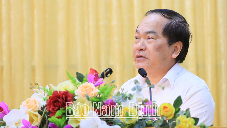 PGS.TS Nguyễn Văn Giang, Thư ký khoa học Hội đồng Lý luận Trung ương trình bày tham luận tại hội thảo. Tham luận 2
