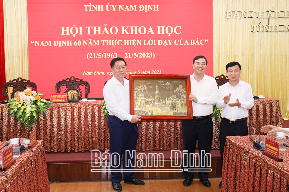 Các đồng chí lãnh đạo tỉnh tặng đồng chí Thượng tướng Nguyễn Trọng Nghĩa, Bí thư Trung ương Đảng, Trưởng Ban Tuyên giáo Trung ương bức tranh Tháp Phổ Minh- biểu tượng lịch sử - văn hóa của quê hương Nam Định. ĐT6
