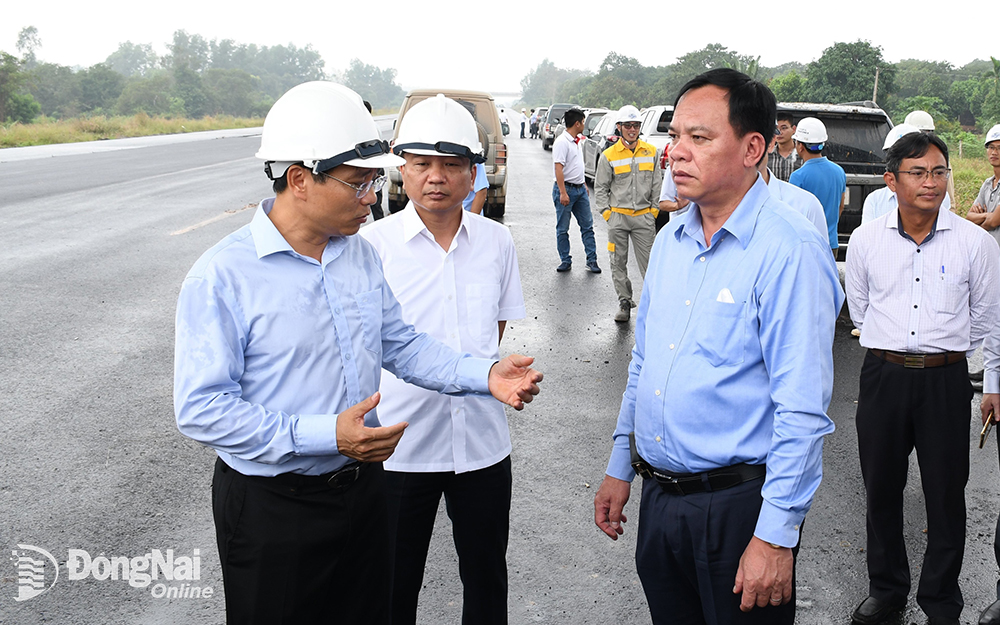 Phó chủ tịch UBND tỉnh Võ Tấn Đức (bìa phải) đi kiểm tra đường cao tốc Phan Thiết - Dầu Giây. Ảnh: V.NAM