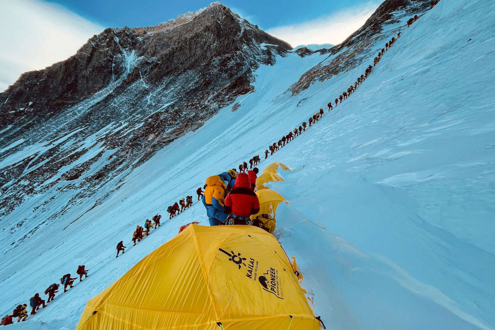 Vì sao nhiều thi thể nằm rải rác trên đỉnh Everest mà không được đưa xuống? - Ảnh 2.