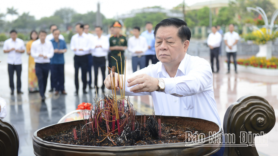 Đồng chí Trưởng Ban Tuyên giáo Trung ương dâng hương tại Tượng đài Tổng Bí thư Trường Chinh. ĐT4
