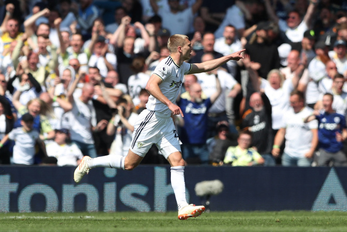 Rasmus Kristensen mừng bàn gỡ 2-2 cho Leeds. Ảnh: Reuters