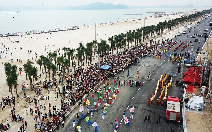 Đen Vâu trở lại quên hương biểu diễn tại Carnaval Hạ Long 2023  - Ảnh 2.