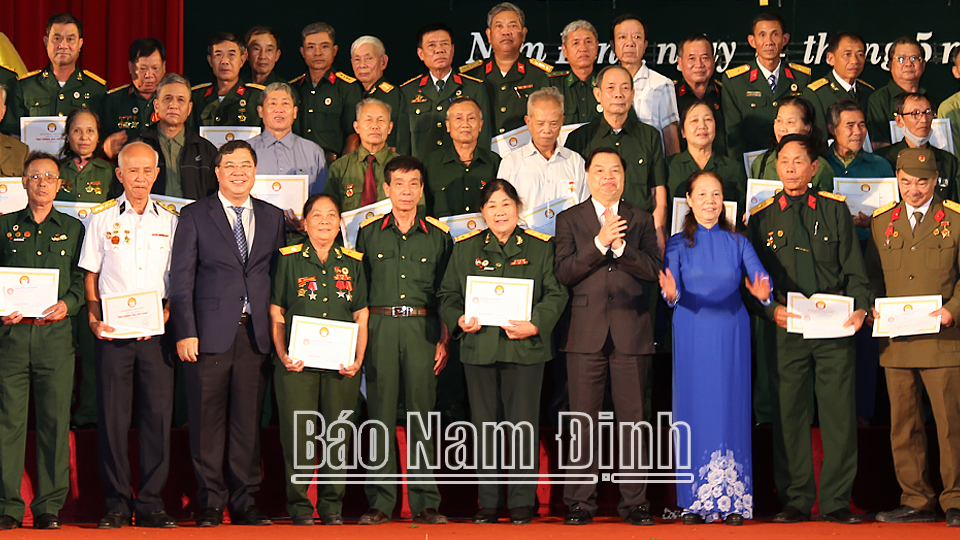 Các đồng chí: Bí thư Tỉnh ủy Phạm Gia Túc; Phó Chủ tịch kiêm Tổng thư ký Hội Khuyến học Việt Nam Lê Mạnh Hùng và các đồng chí lãnh đạo tỉnh trao học bổng cho người lao động.
