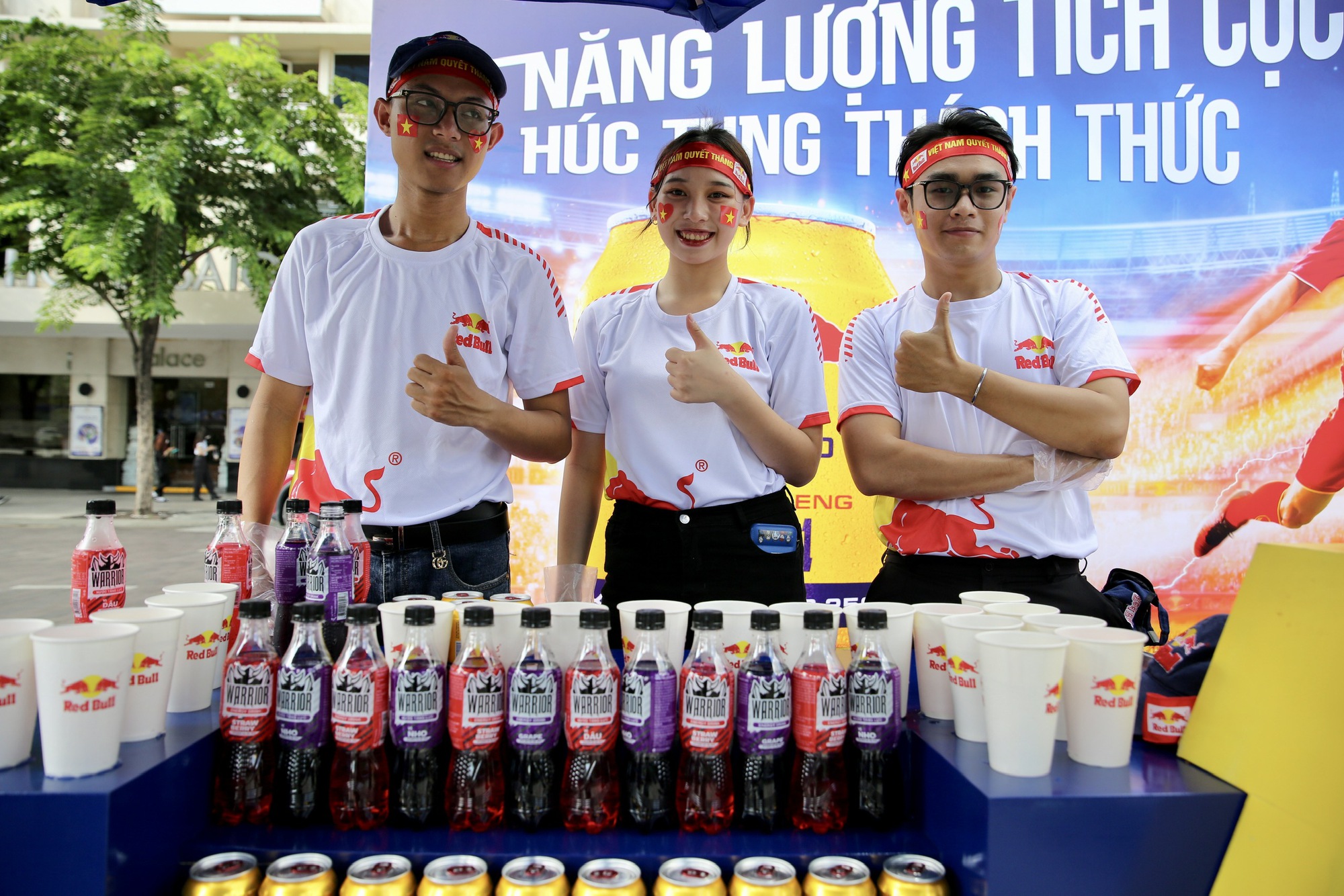 Red Bull Fanzone: Du khách nước ngoài hào hứng tiếp lửa U.22 Việt Nam - Ảnh 4.