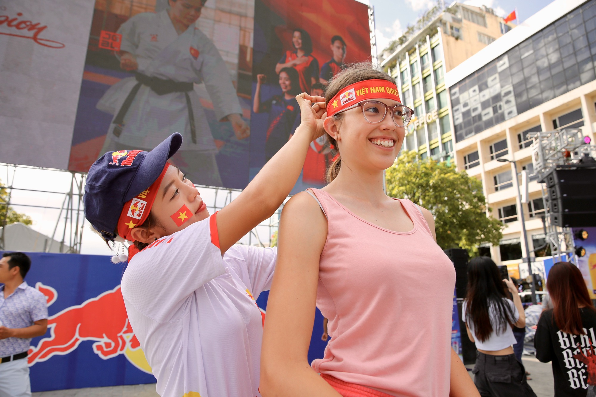 Red Bull Fanzone: Du khách nước ngoài hào hứng tiếp lửa U.22 Việt Nam - Ảnh 7.