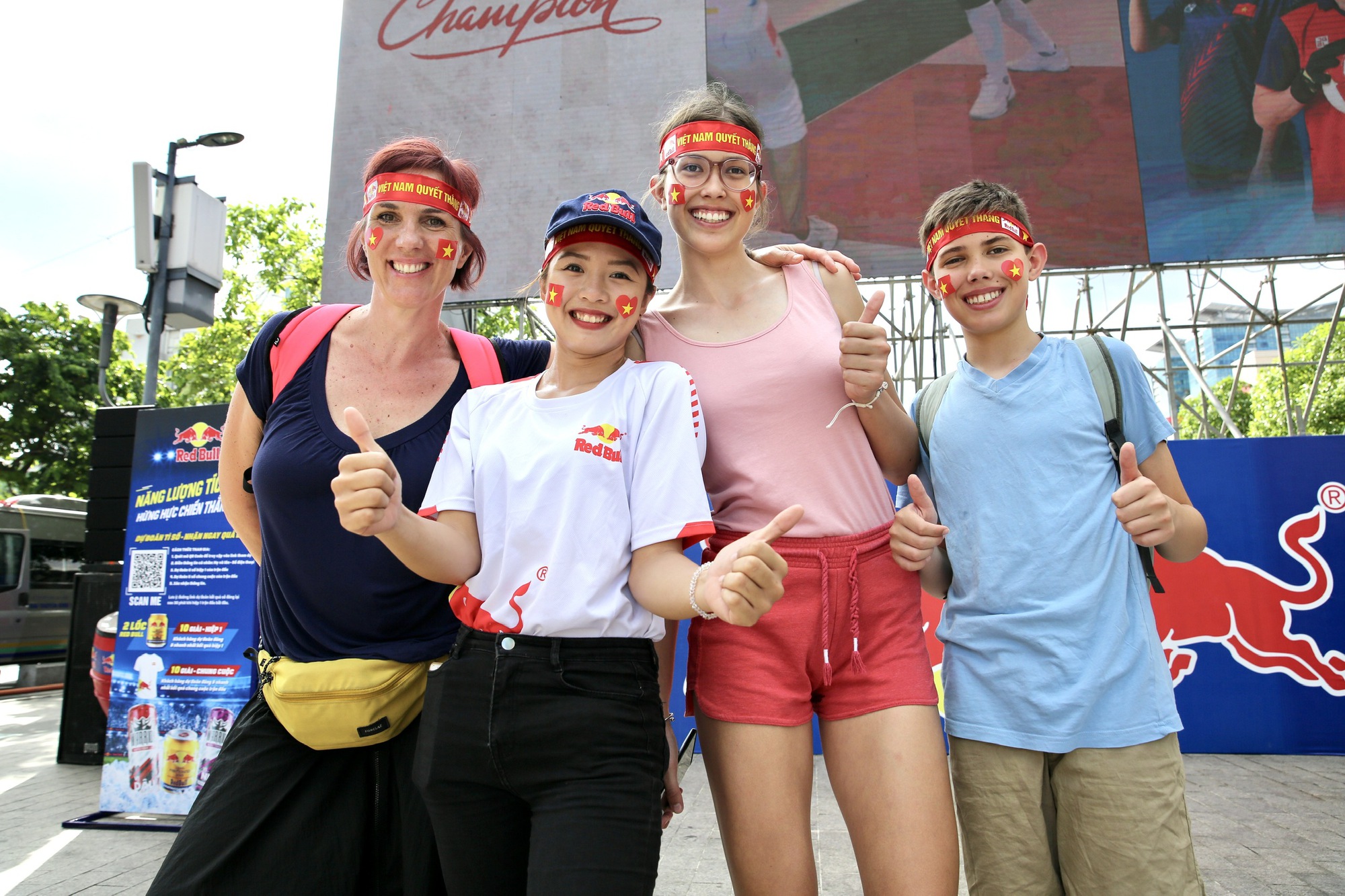 Red Bull Fanzone: Du khách nước ngoài hào hứng tiếp lửa U.22 Việt Nam - Ảnh 11.