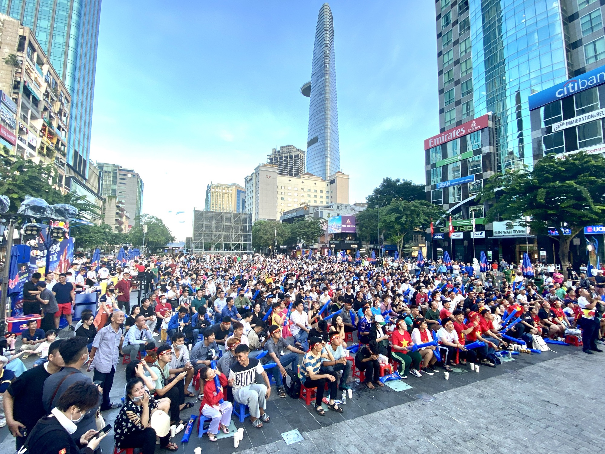 Red Bull Fanzone: Du khách nước ngoài hào hứng tiếp lửa U.22 Việt Nam - Ảnh 24.