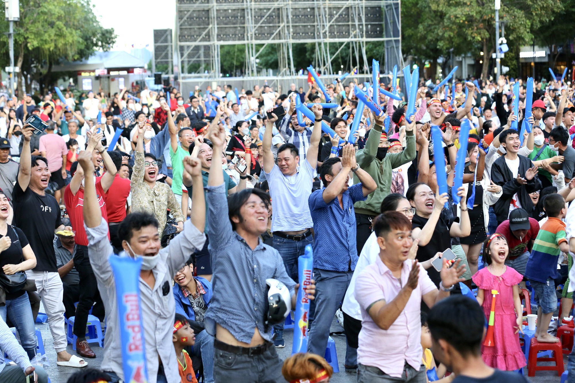 Red Bull Fanzone: Du khách nước ngoài hào hứng tiếp lửa U.22 Việt Nam - Ảnh 22.