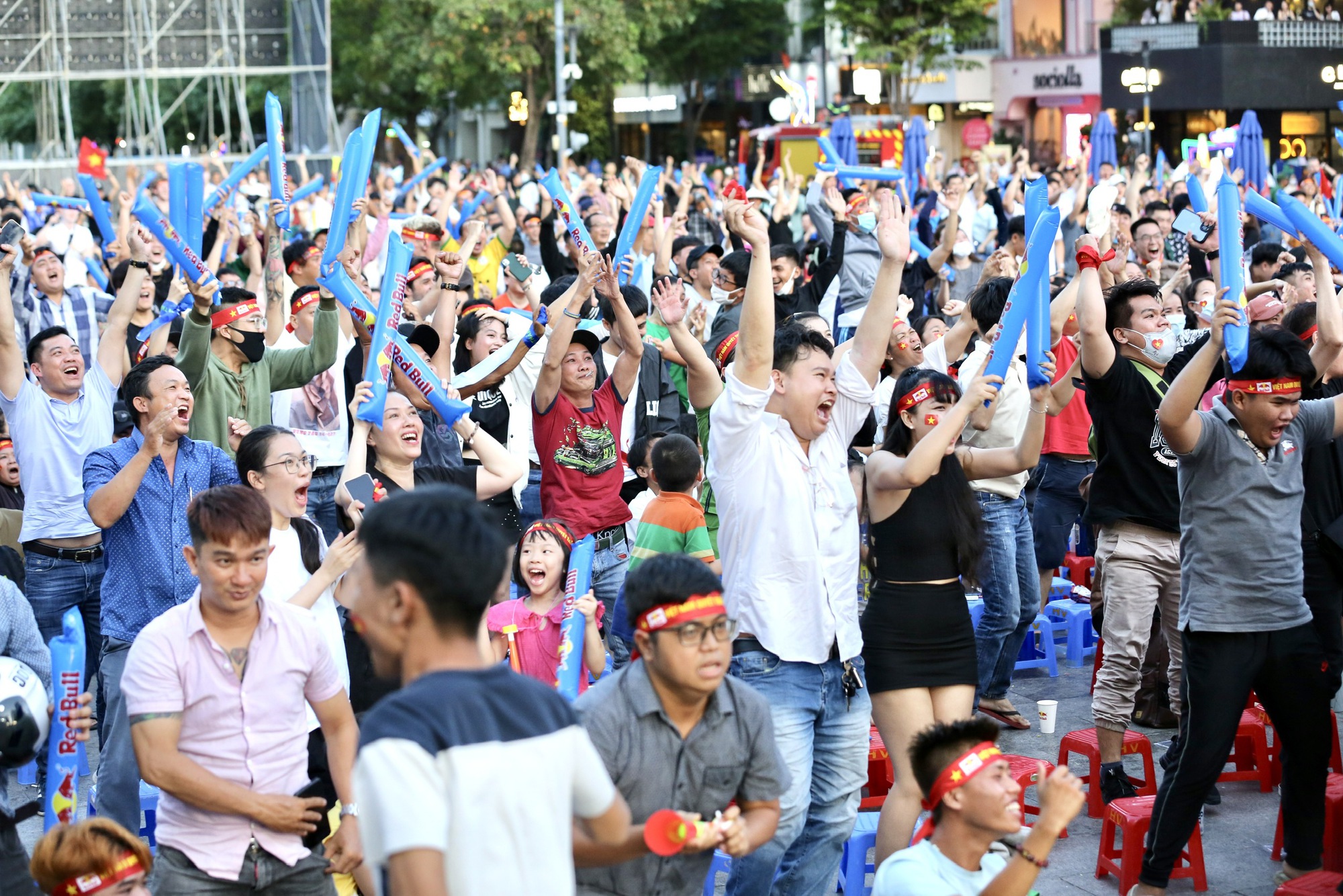 Red Bull Fanzone: Du khách nước ngoài hào hứng tiếp lửa U.22 Việt Nam - Ảnh 23.