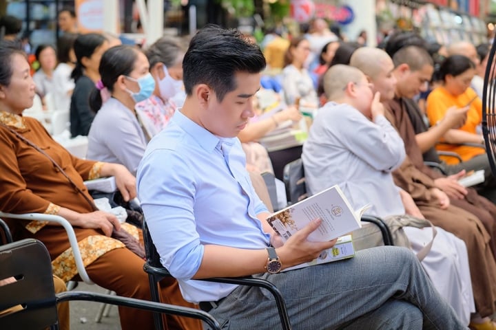 NSƯT Mỹ Uyên, MC Nguyên Khang say mê với bộ sách 'chữa lành' - 3