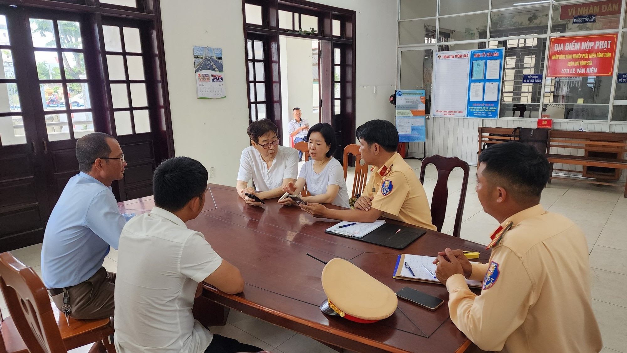 Lần theo vé đỗ xe, tìm được điện thoại nữ du khách Hàn Quốc quên trên taxi - Ảnh 2.