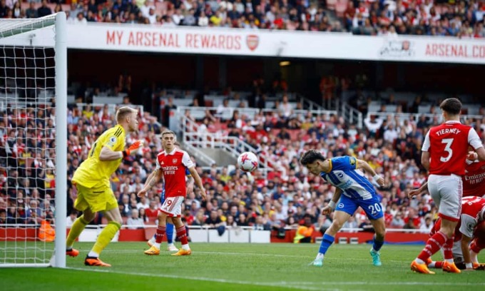 Julio Enciso đánh đầu ghi bàn mở tỷ số cho Brighton khi trung vệ Arsenal Jakub Kiwior đang chấn thương và quỳ gối trên sân. Ảnh: Reuters