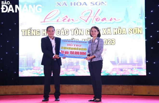 Phó Chủ tịch Ủy ban MTTTQ Việt Nam thành phố Trần Thị Mẫn trao trao tặng 3 nhà đại đoàn kết cho 3 hộ nghèo tại xã Hòa Sơn trị giá 150 triệu đồng. Ảnh: X.HẬU