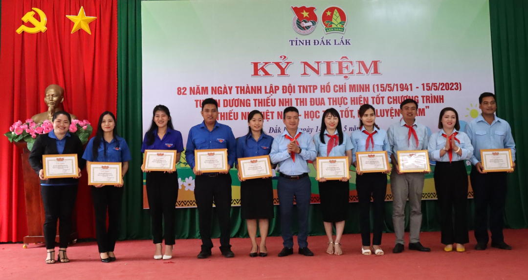 tập thể đã triển khai xuất sắc chương trình “Thiếu nhi Việt Nam - Học tập tốt, rèn luyện chăm”.