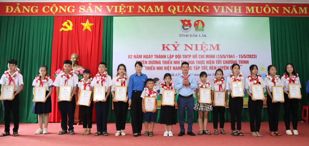 Tỉnh Đoàn, Hội đồng Đội tỉnh đã tuyên dương 15 gương “Dũng sỹ nghìn việc tốt” là những gương thiếu nhi tiêu biểu trong thi đua thực hiện phong trào “Nghìn việc tốt”