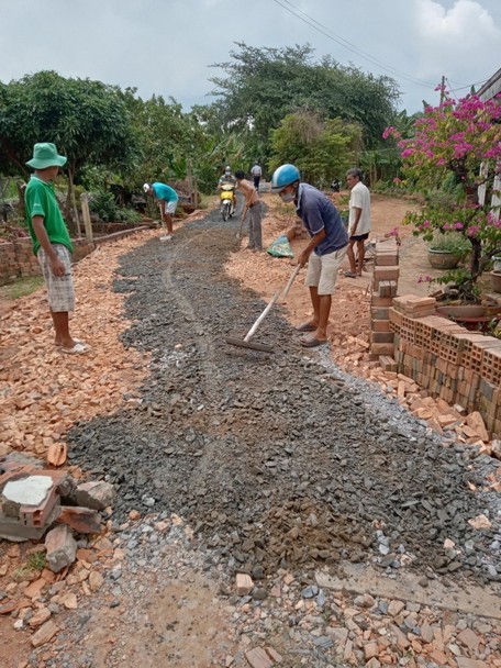  Ông Trương Hoàng Phương cùng bà con xây những con đường, làm thay đổi đáng kể bộ mặt nông thôn.