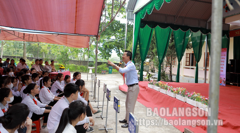 Thủ tướng Phạm Minh Chính và Thủ tướng Belarus Roman Golovchenko ăn bánh mì nhân thịt gà Việt Nam - Ảnh: NGUYỄN KHÁNH