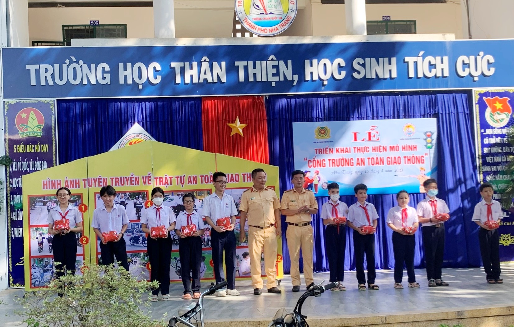 Tặng quà cho các học sinh tham gia giao lưu tìm hiểu pháp luật về trật tự an toàn giao thông. 